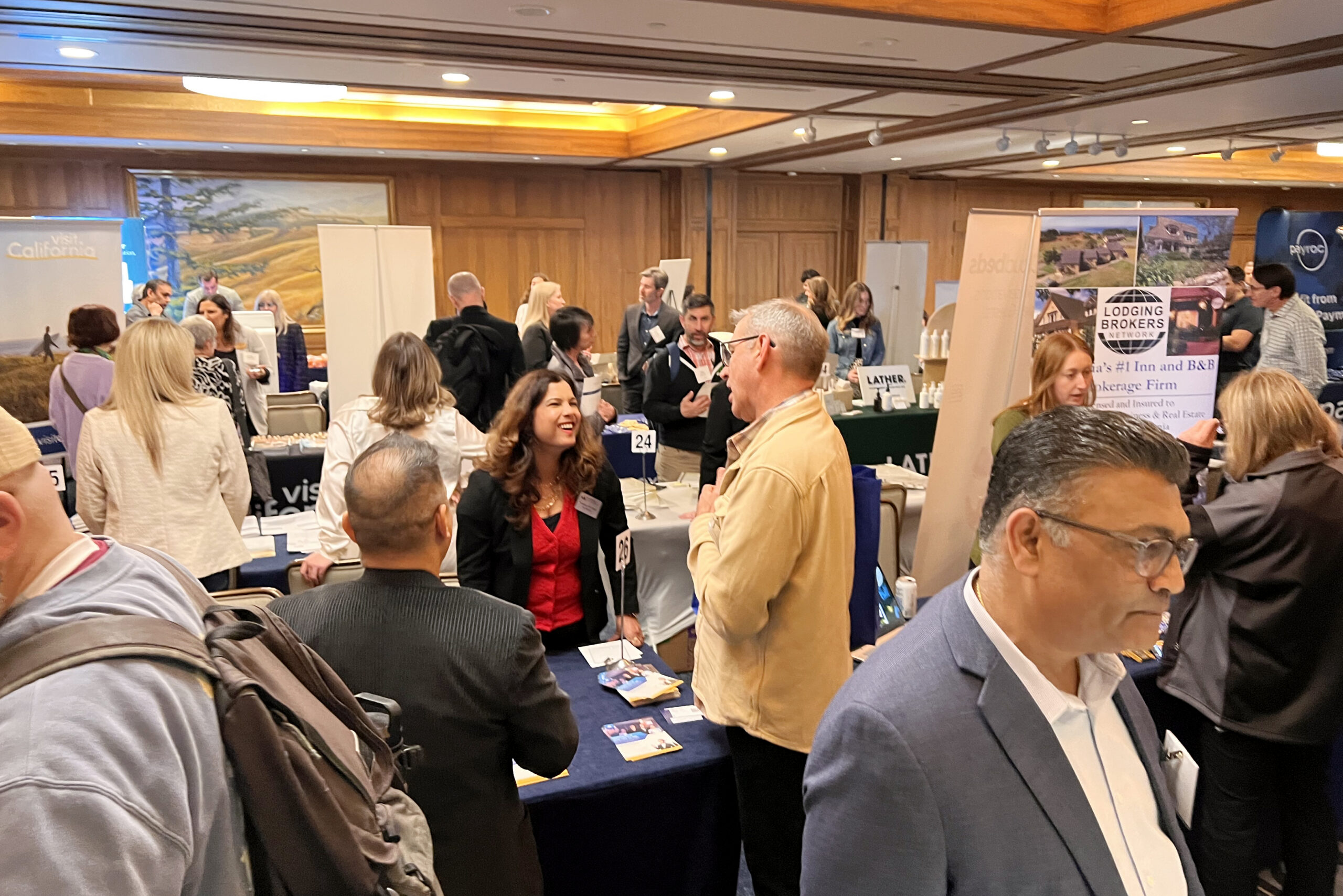 InnSpire26_ (90) Conference guests meeting with vendors during a vendor marketplace